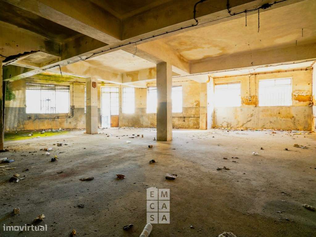 Prédio destinado a comércio, indústria e habitação para reconstruçã... - Grande imagem: 1/22