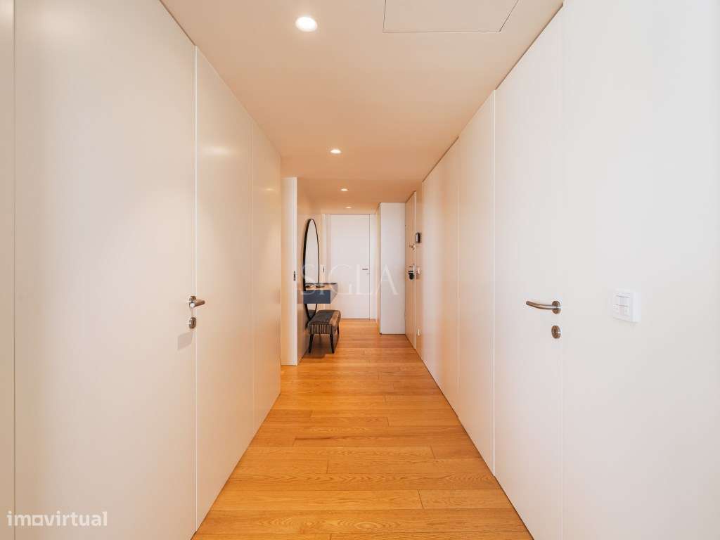 Penthouse T3 com piscina no terraço - Primeira linha de Mar-20