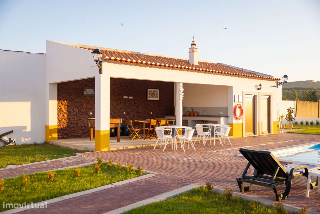 Moradia T-1 com logradouro, piscina, estacionamento.-33