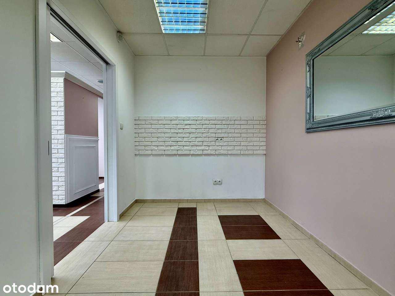 Na sprzedaż lokal użytkowy – Parking | Niski czynsz | Duża przestrzeń-4