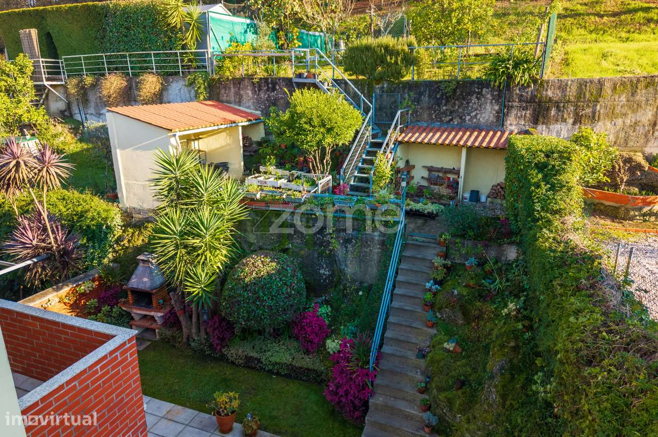 Moradia Geminada T3 em Aldão-19