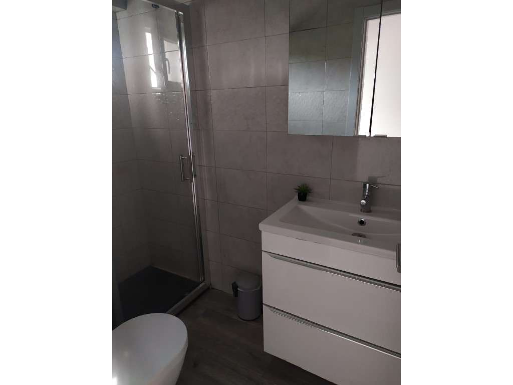 T2 remodelado e semiequipado na Amadora-16