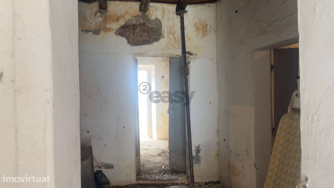 Moradia T2 para remodelar com Quintal, São Marcos da Ataboeira, Castro - Grande imagem: 4/12