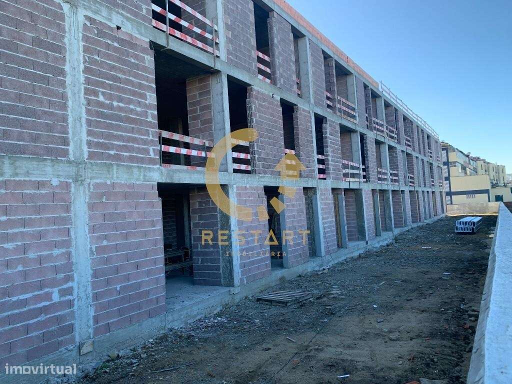 APT T2 no último piso, duas suites, varanda, lugar de garagem, São Mam - Grande imagem: 5/15