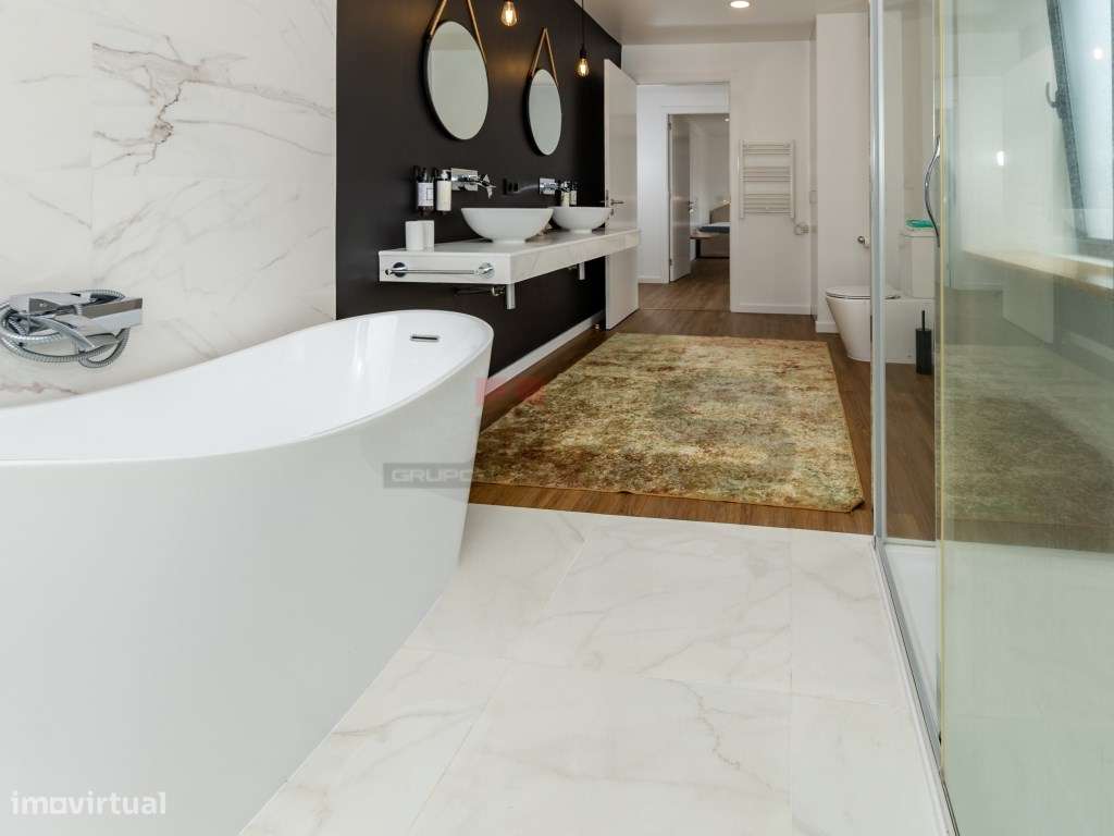 Moradia V4 com Apartamento T1 Anexo, Totalmente Remodelada - Centro...-12