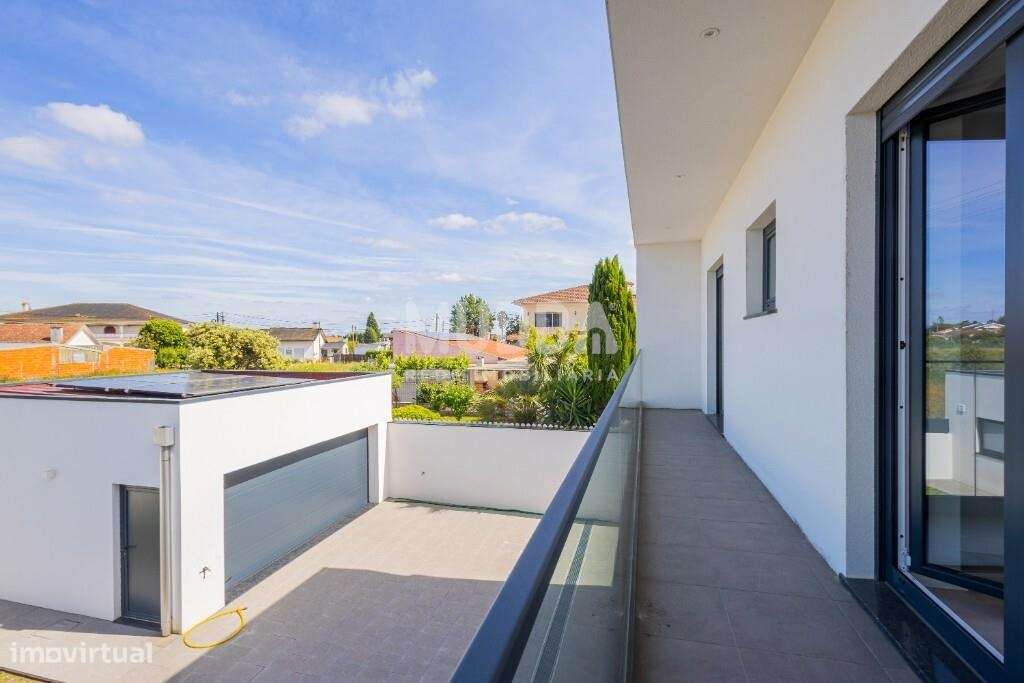 Moradia T4 com Design Contemporâneo e Acabamentos Premium-16