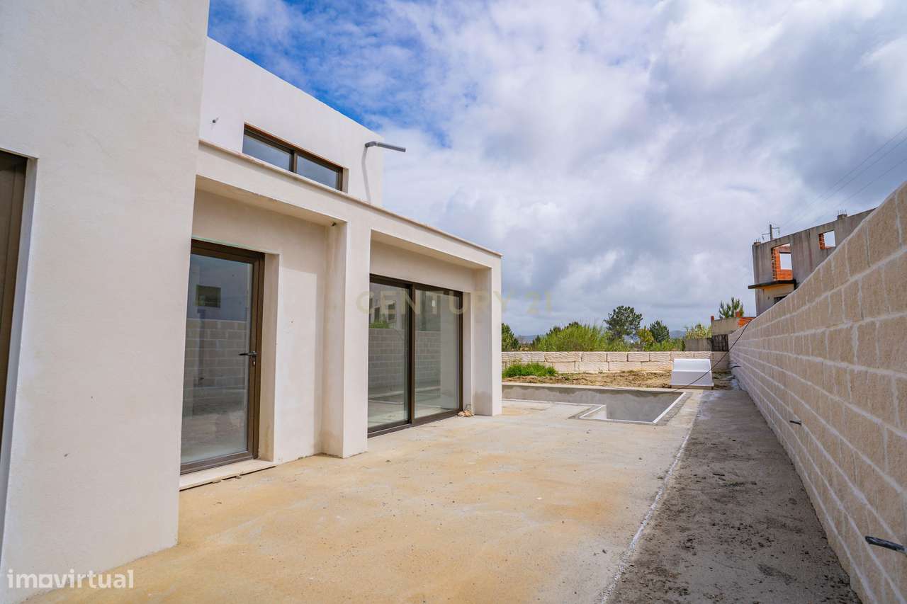 Moradia T3 com Piscina e Jardim em Salir do Porto-14