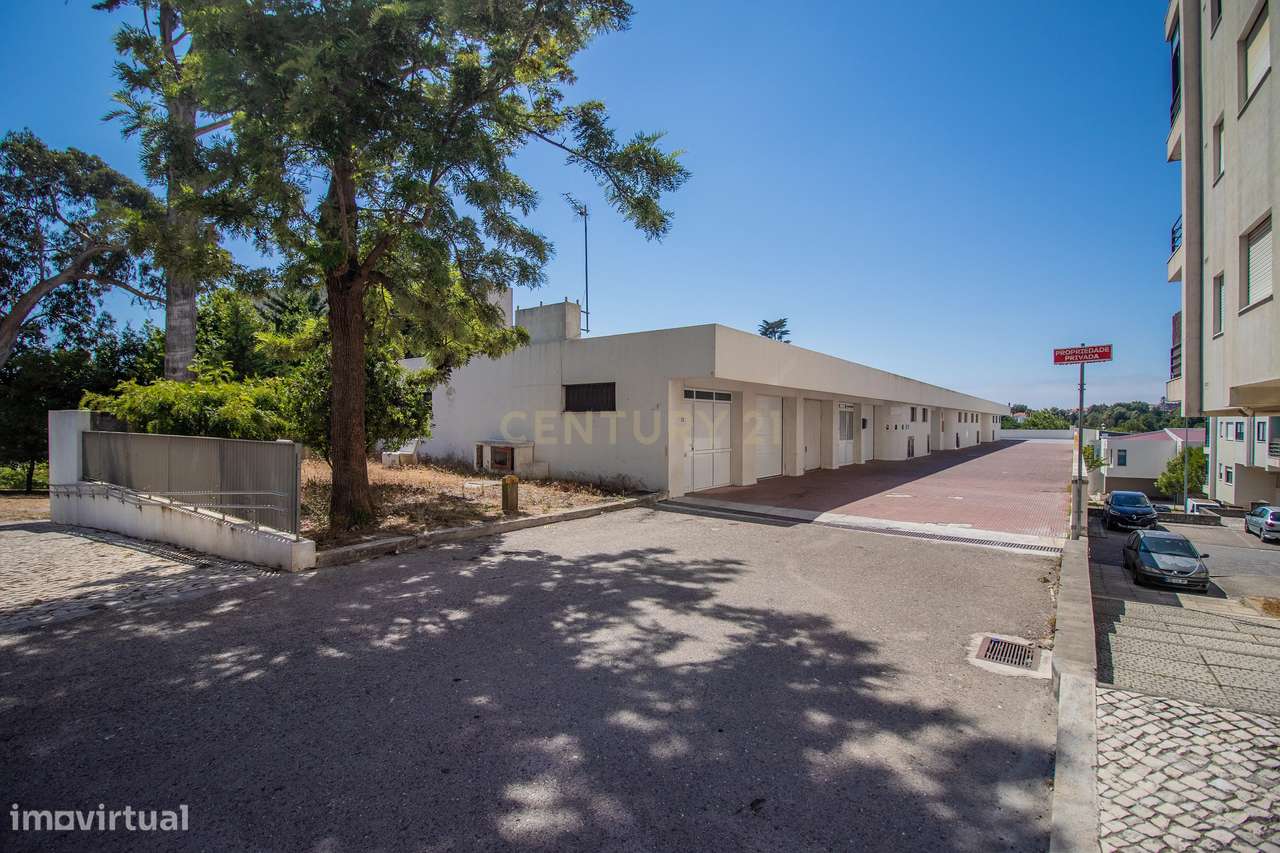 Garagem com luz, água e saneamento ao lado do CAE nas Abadias - Figuei-7