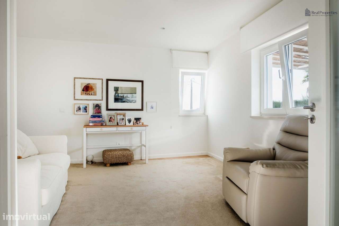 Elegante Moradia T3 Renovada com Vistas Panorâmicas em Alvor-32