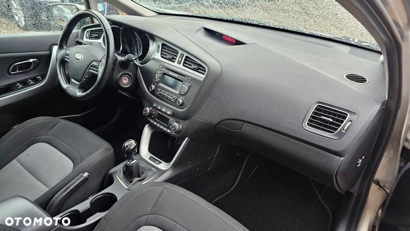 Kia Ceed 1.6 GDI SW ISG Vision - 11