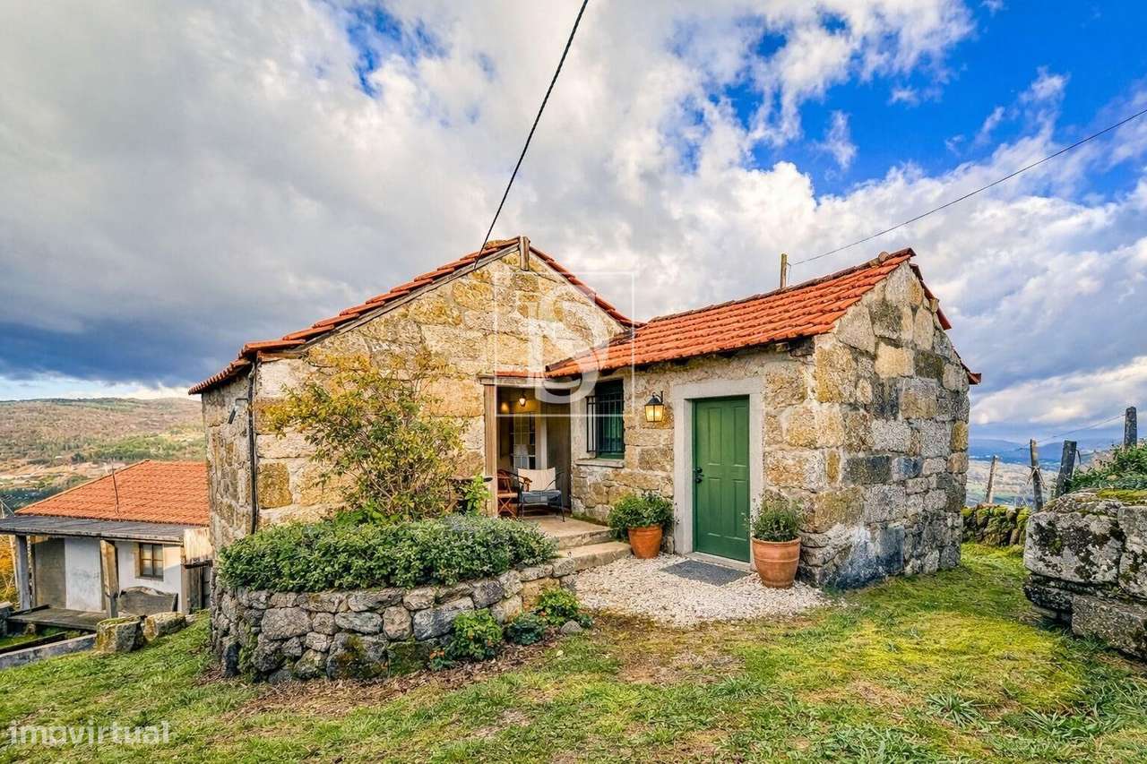 Moradia T2 para Restauro | Paredes de Viadores - Grande imagem: 4/47