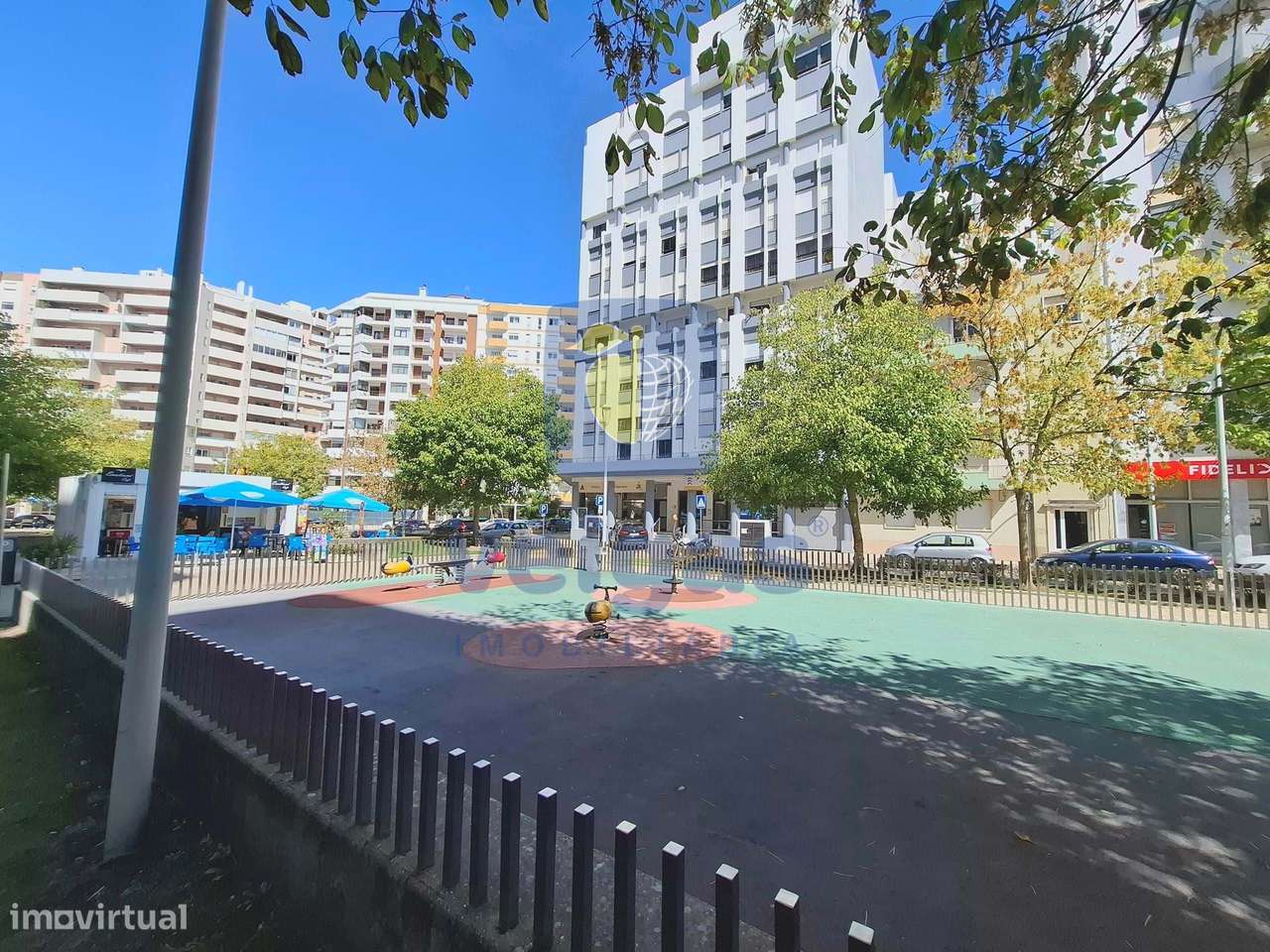 Apartamento T3 remodelado com terraço panorâmico, garagem e elevador,-34