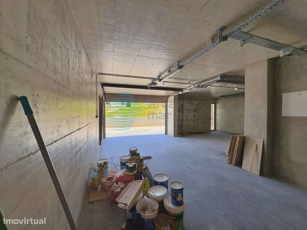 Moradia T4 Independente de Design Contemporâneo com Piscina e Garagem-30