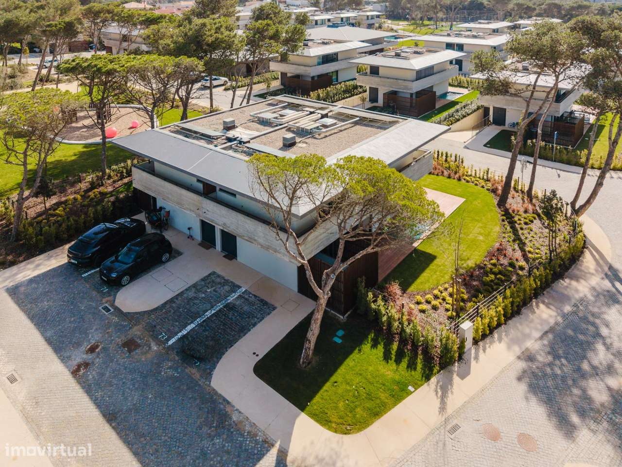 Elegante Moradia T3 no Sandwoods com Piscina Privativa e Jardim-23