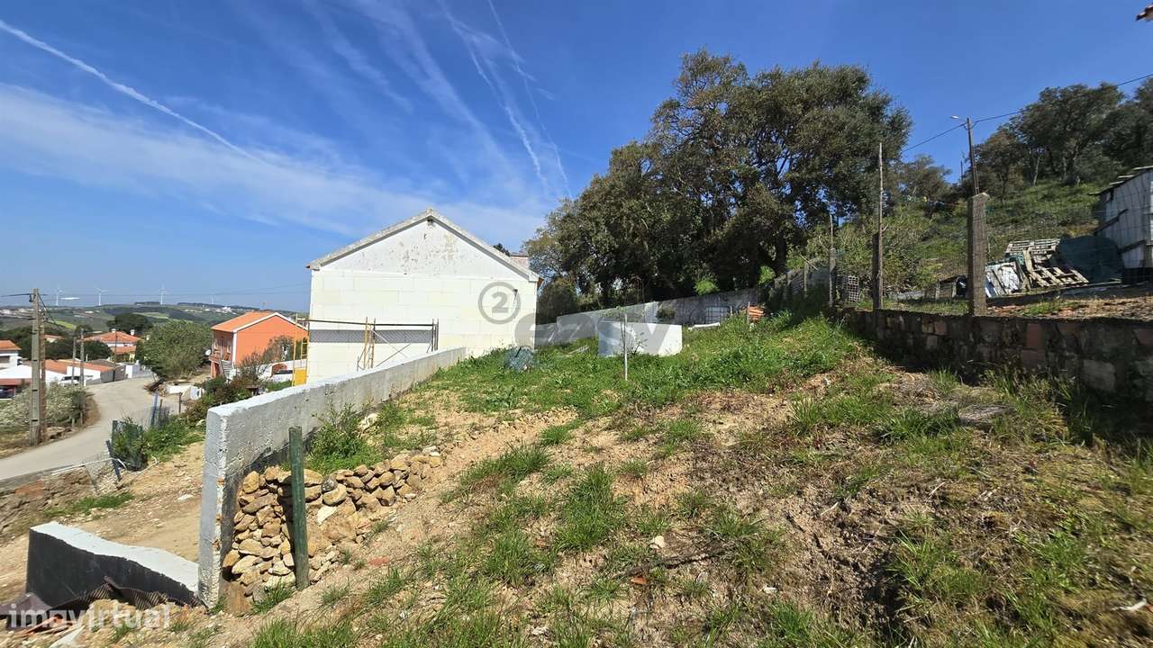 Moradia em remodelação T2+1 em Azueira - Grande imagem: 4/14