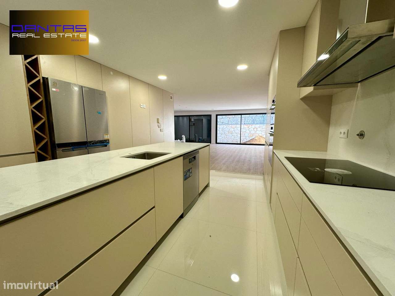 Gaveto T4 já com a estrutura concluída, lote 400m2-24