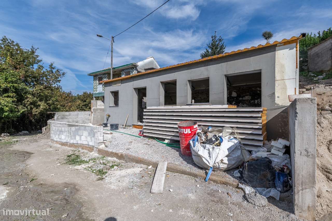 Moradia T1+1 rés do chão situada na Freguesia de Calvos - Grande imagem: 4/21