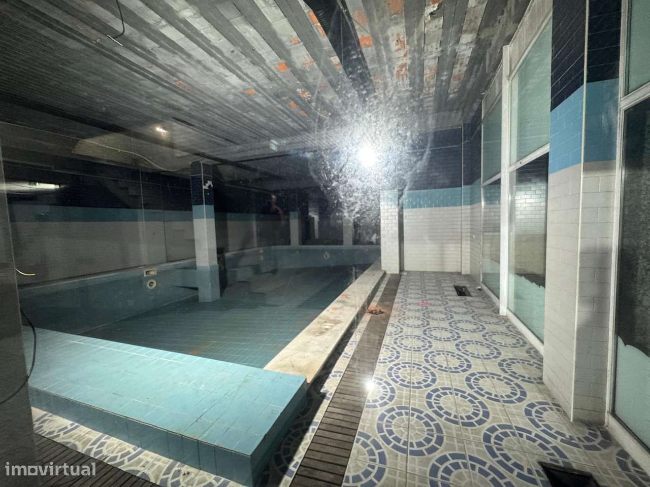 Oportunidade Única de Investimento – Espaço Comercial com 1099 m²-5