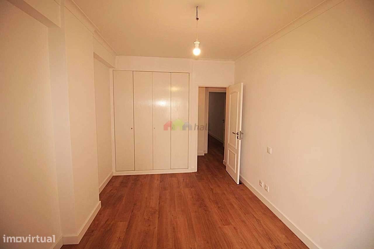 Apartamento T3 c/ garagem e arrecadação na Estrada da Luz-18