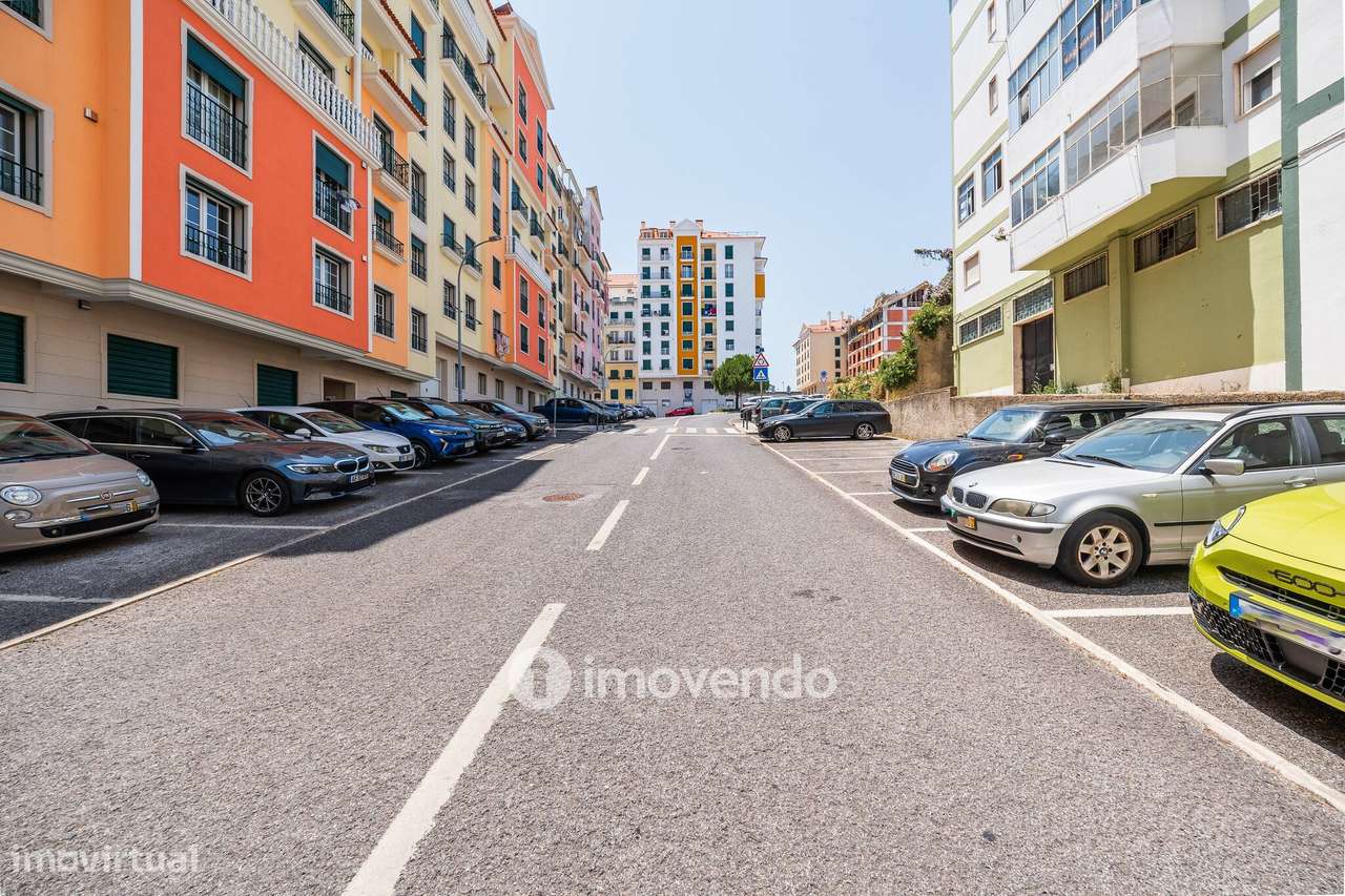 Apartamento T2, com estacionamento e cozinha equipada, na Amadora-51