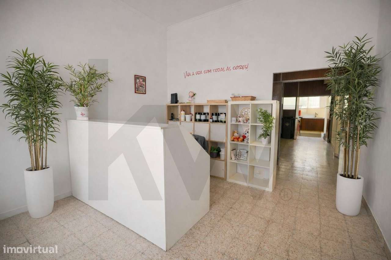 Campo de Ourique Loja com dois pisos e logradouro - Grande imagem: 2/33