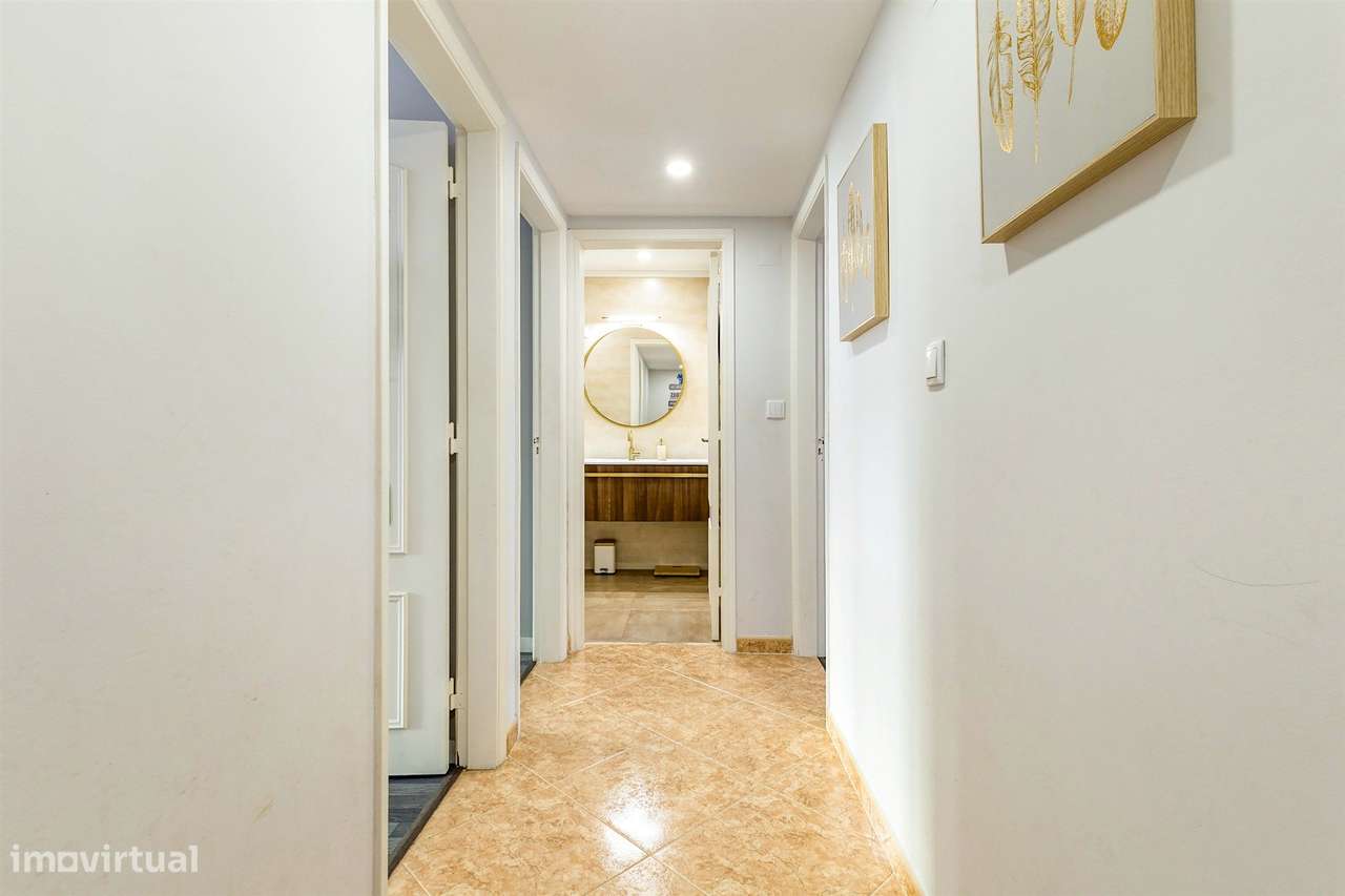 T3 Espaçoso em Corroios | Garagem | Ar Condicionado | Excelente Locali-37