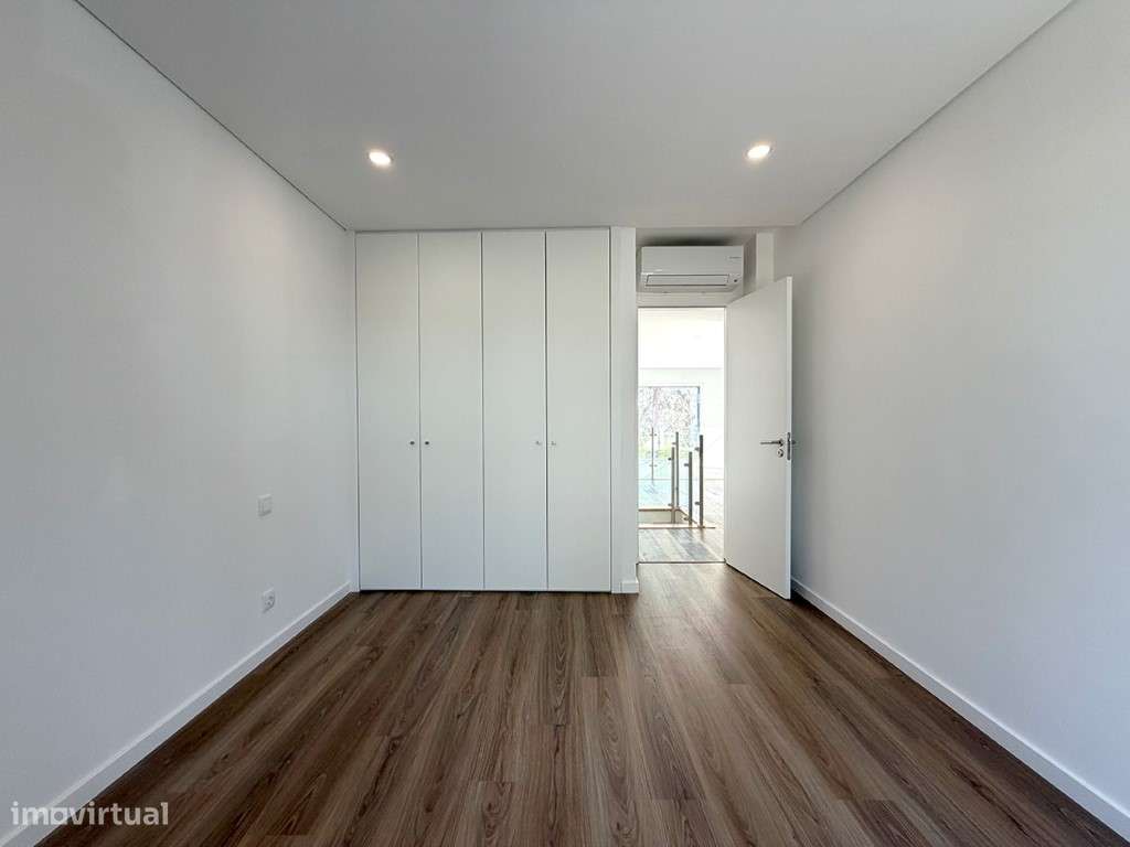 Moradia Moderna T3 à Venda com Piscina, a 10 Minutos da Praia-7