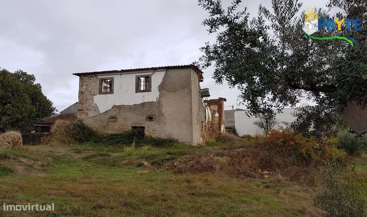 Casa senhorial em ruínas situada na localidade do Pampilhal - Grande imagem: 3/32