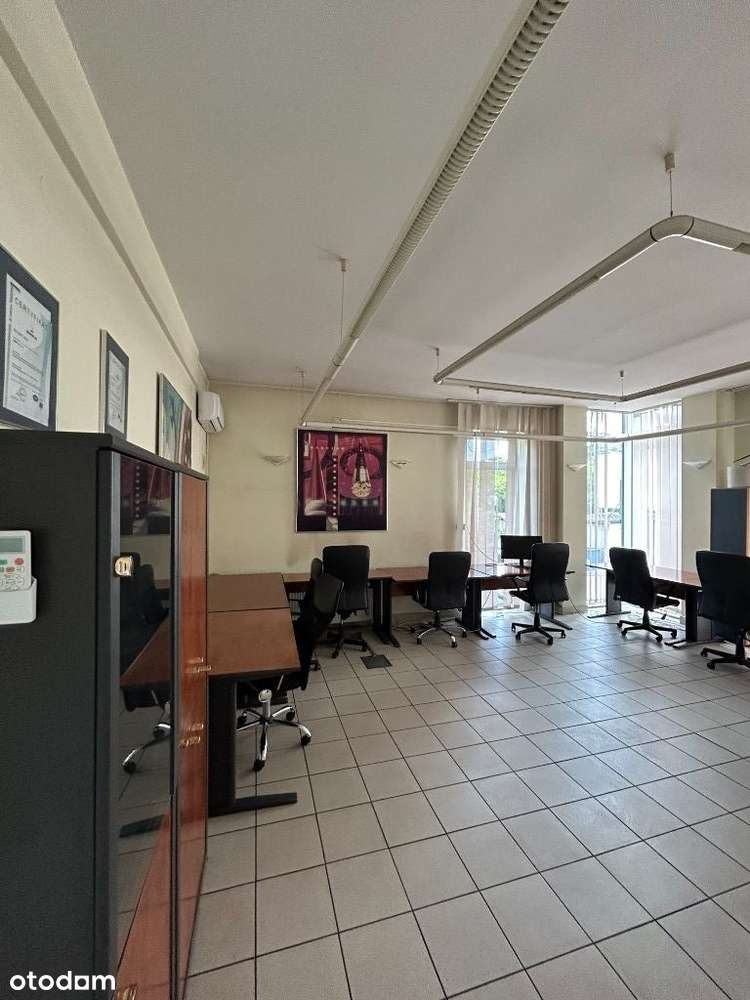 Niezależny Budynek Biurowy na Sprzedaż-4