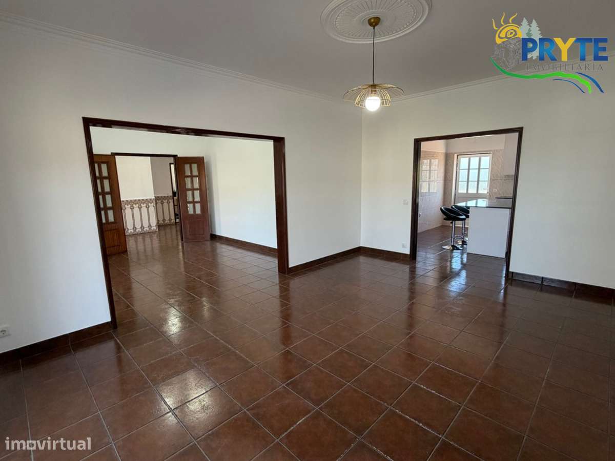 Moradia em Excelentes Condições com Amplo Terreno - Oportunidade Única-34