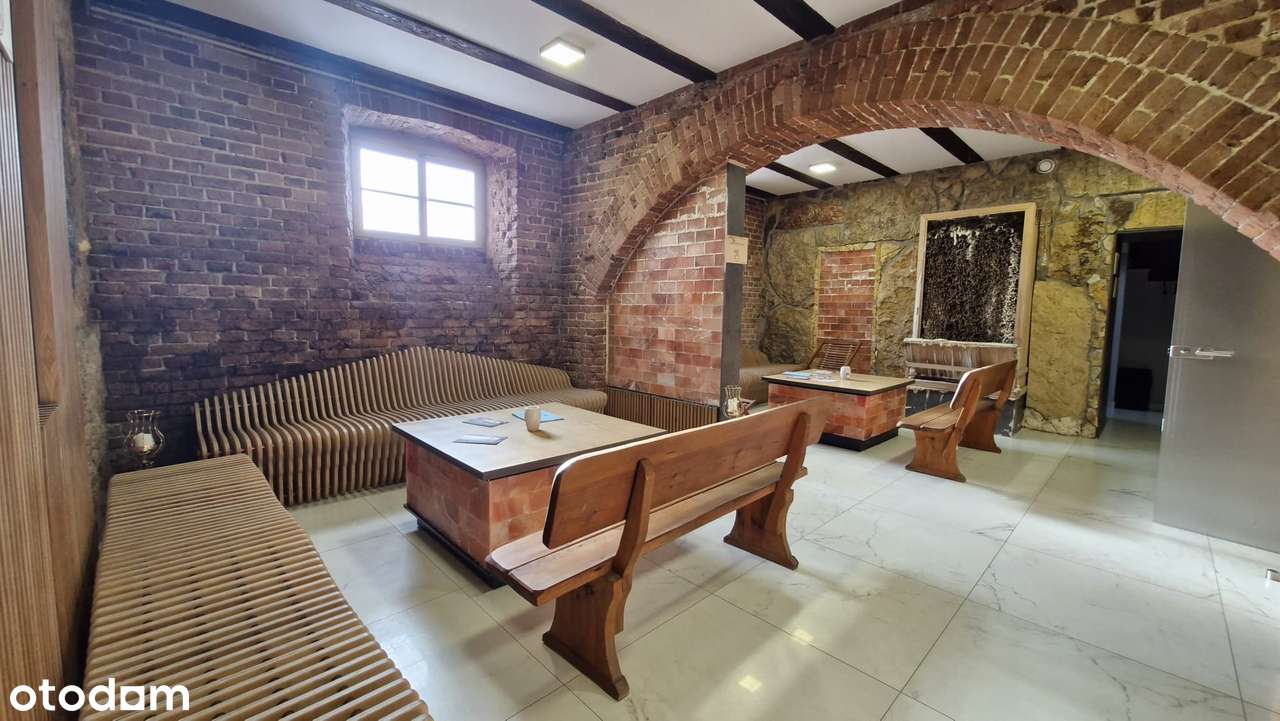 Przepiękny Pałac Tarnowskich czeka na nabywcę.-13