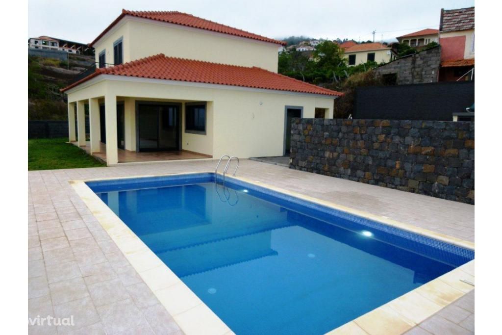 Moradia T4 com piscina,vista mar magnifica,garagem,Churrasqueira.