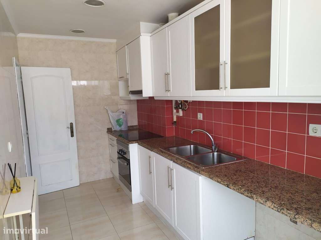 T2 remodelado e semiequipado na Amadora - Grande imagem: 2/20