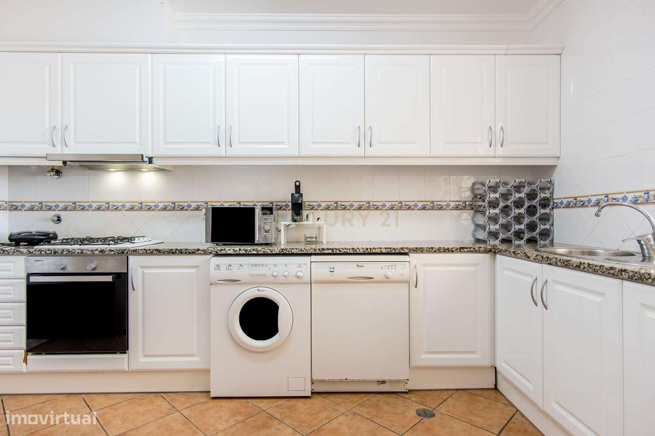 Moradia T2, com piscina, a escassos metros das praias da Galé. - Grande imagem: 5/29