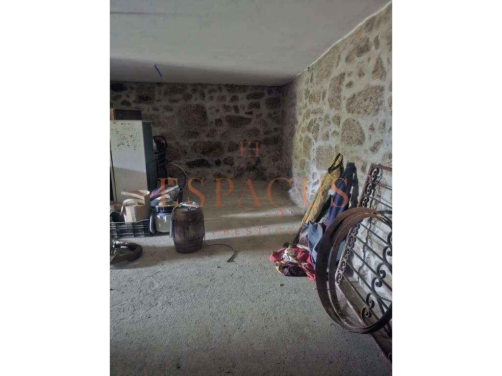 Moradia em Pedra com charme para restauro-9