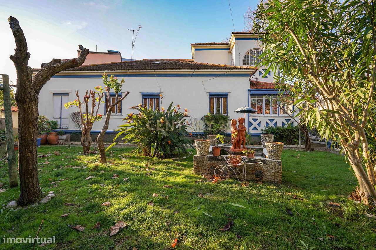 Moradia independente T6, situada no coração da linha de Cascais, junto-47