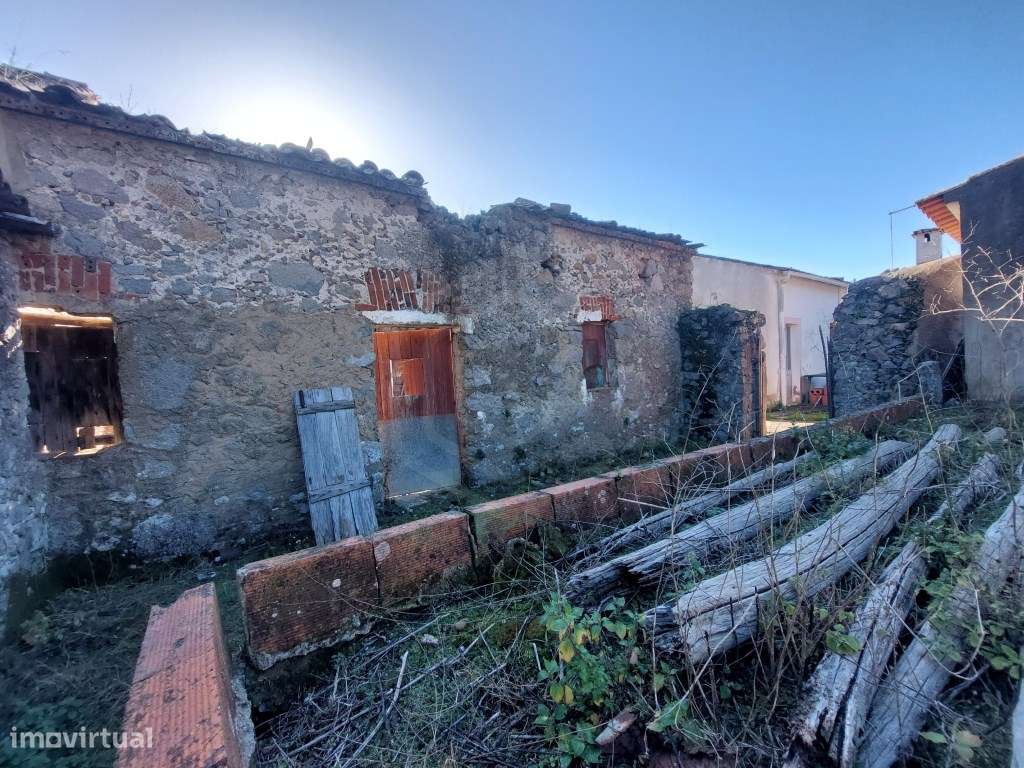 Casa térrea em ruína, localizada na Nave, Monchique - Grande imagem: 5/21