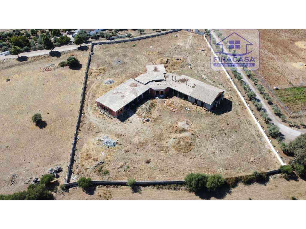 Terreno com moradia situado numa zona sossegada - Brejos(Elvas)-20