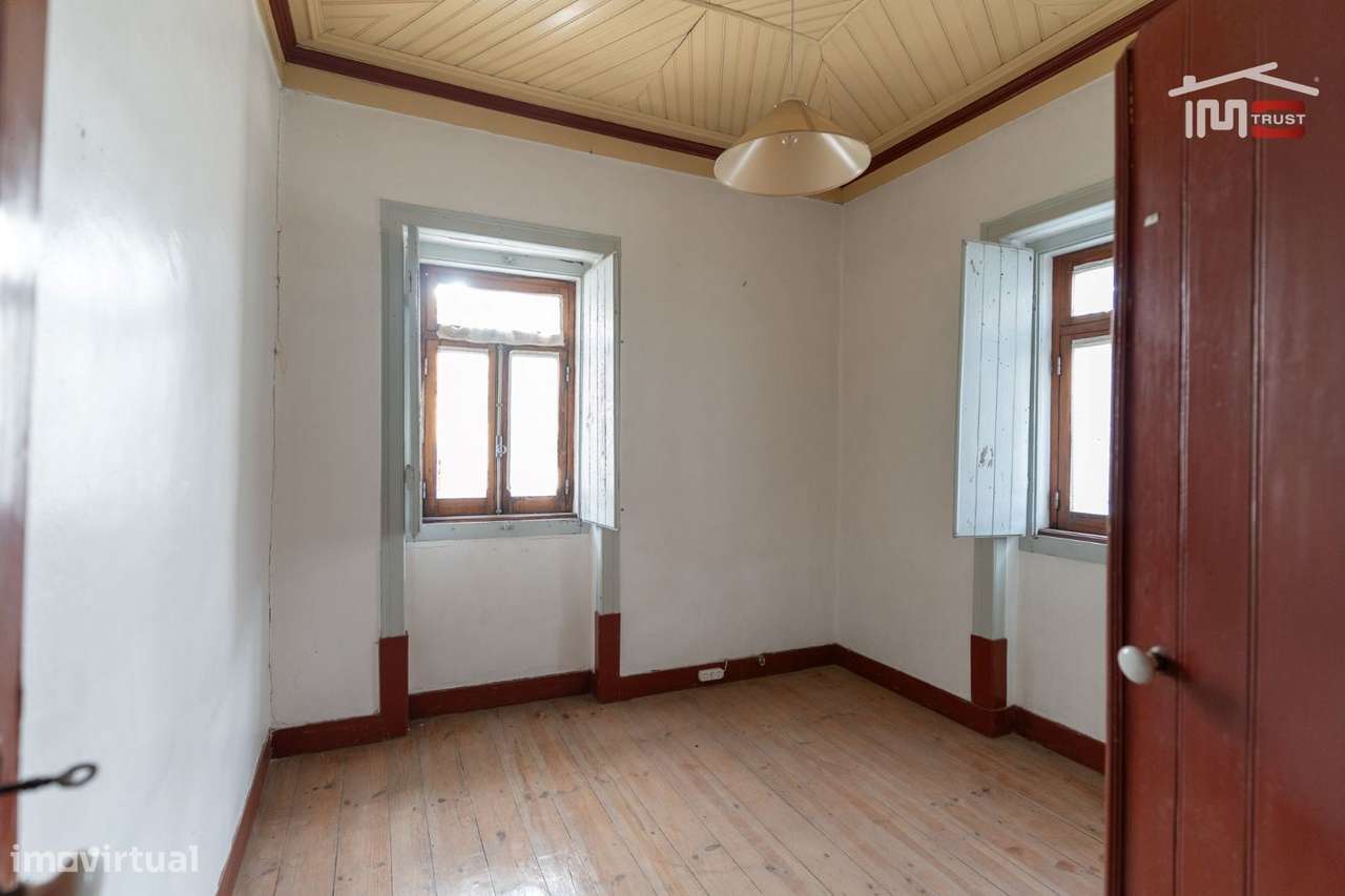 Moradia T3 para recuperar em Vale Travesso, Ourém-16