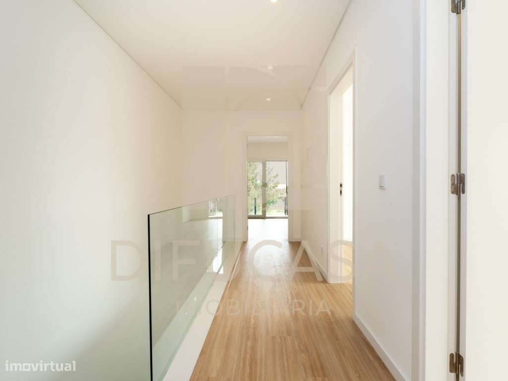 R268 Moradia Duplex - Localizada no centro de Fernão Ferro-24