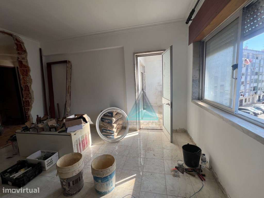 Apartamento T3 Semi-Remodelado na Arrentela 2º andar-14