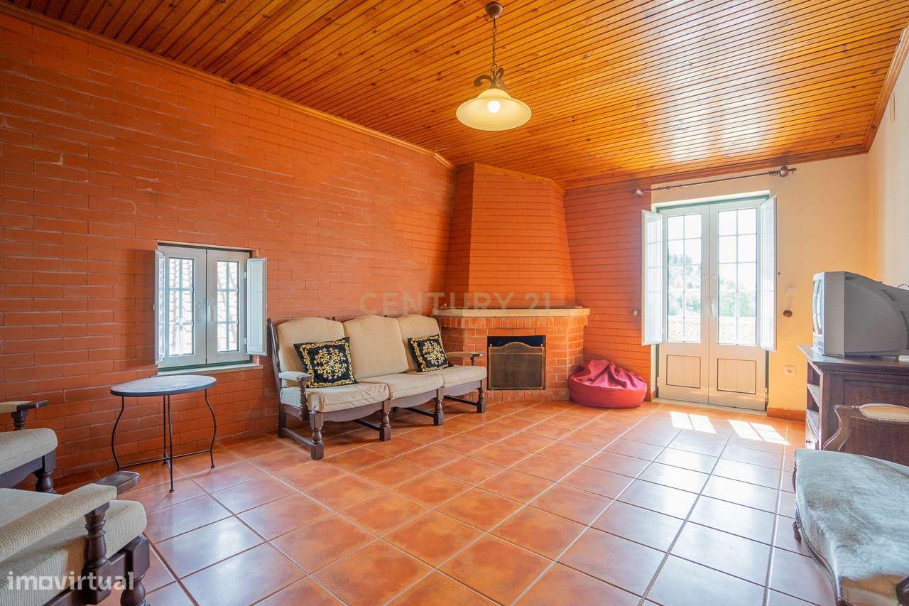 Moradia T5 em bom estado com varanda, visitas boas,sala de festas e ar - Grande imagem: 5/54