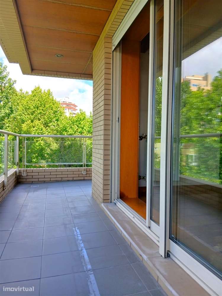 Apartamento T3 com Varanda junto à Praça do Império – Foz do Douro-7