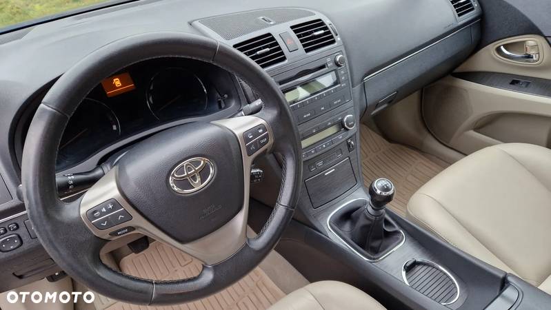Toyota Avensis 1.8 Premium EU5 - 15