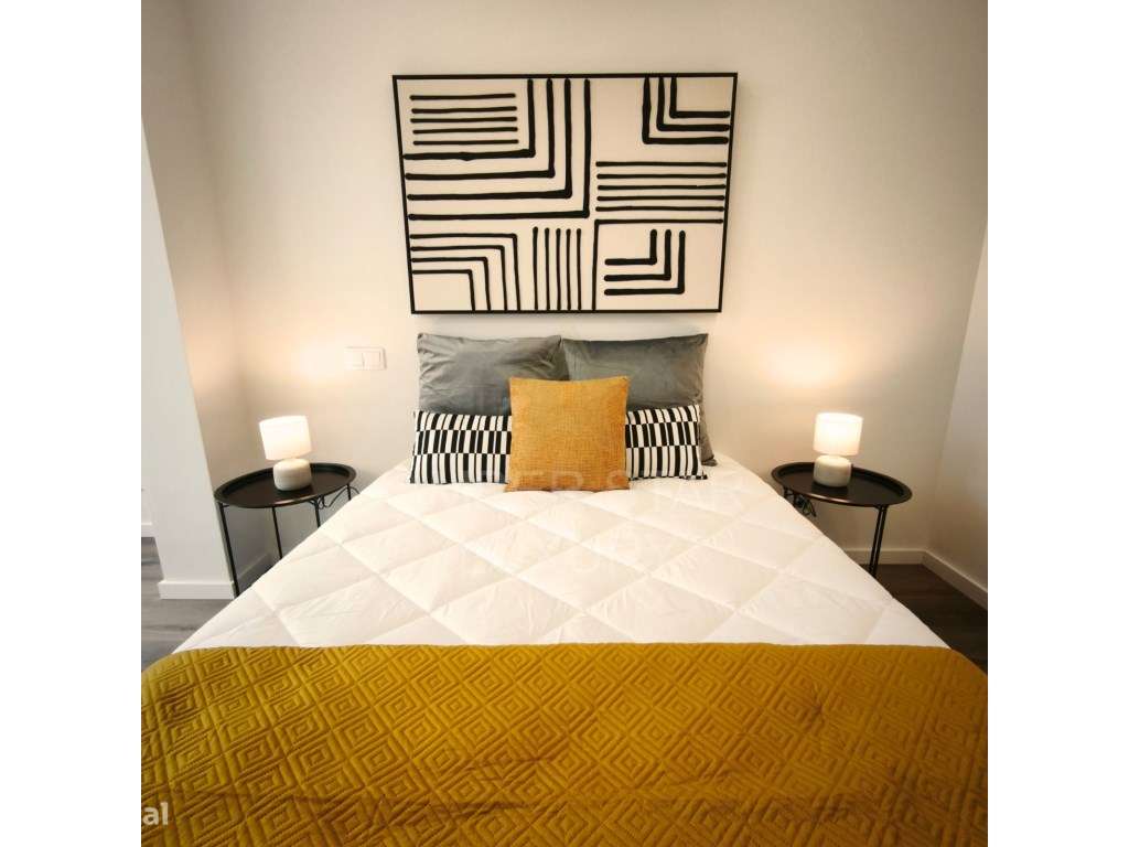 Apartamento T3 Renovado em Benfica com Excelente Luz Natural-11