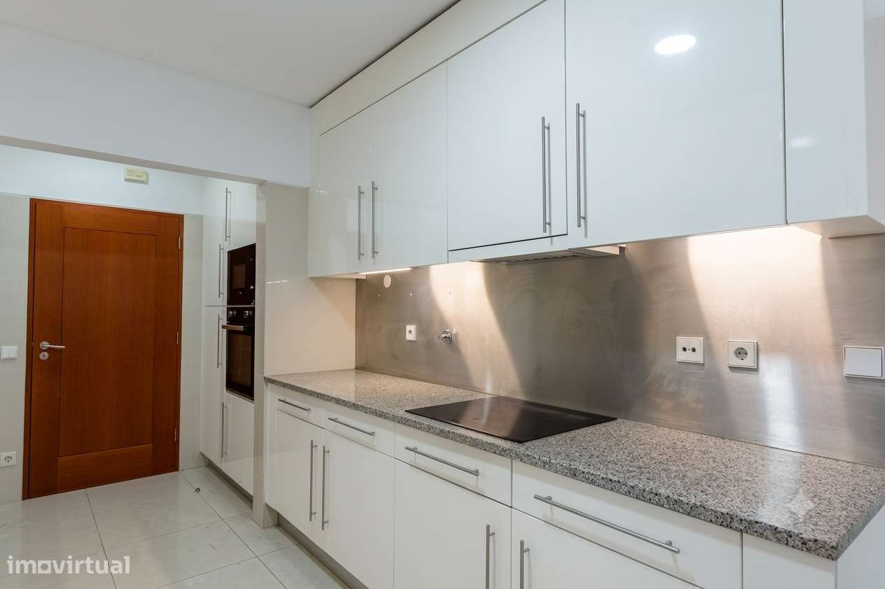 Apartamento T5 com 4 casas de banho e garagem-13