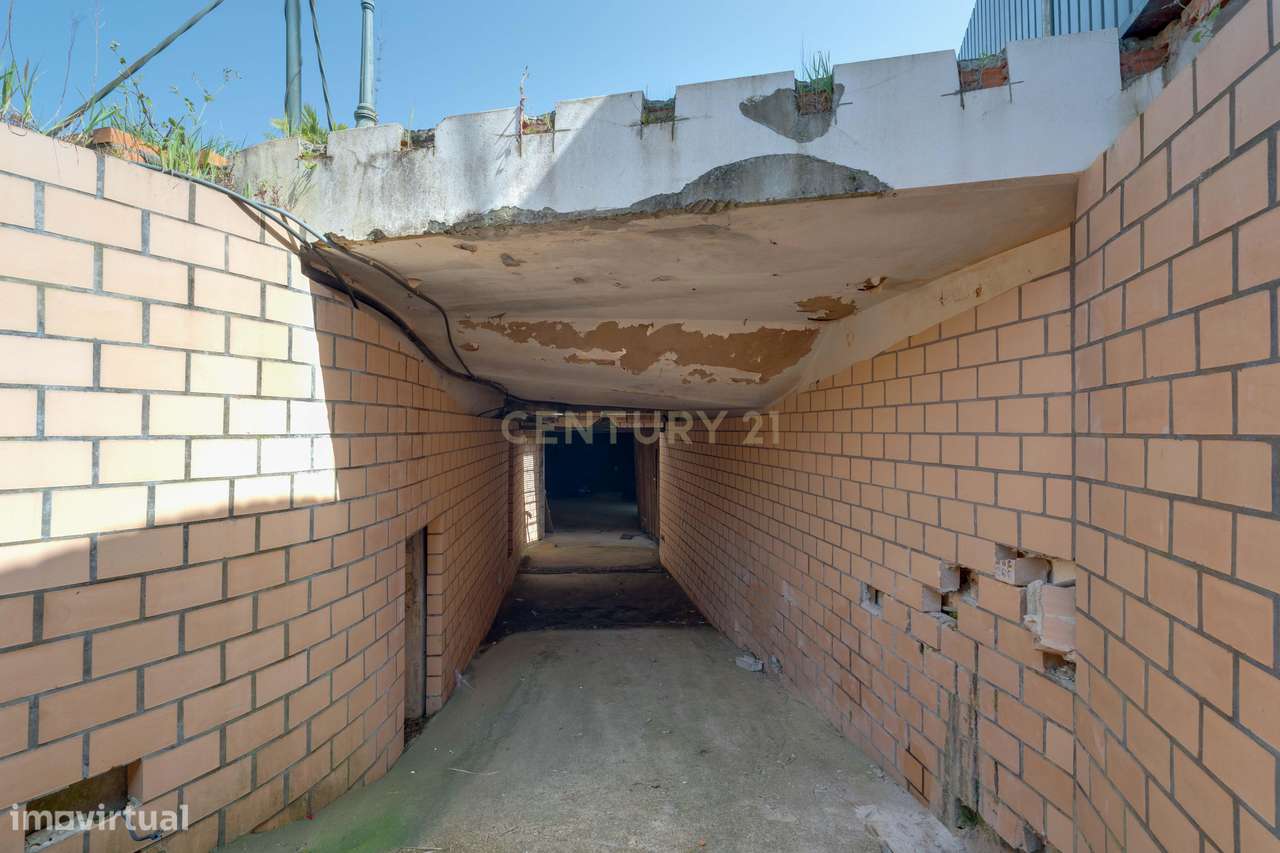 Encantadora Moradia de 4 Frentes-15