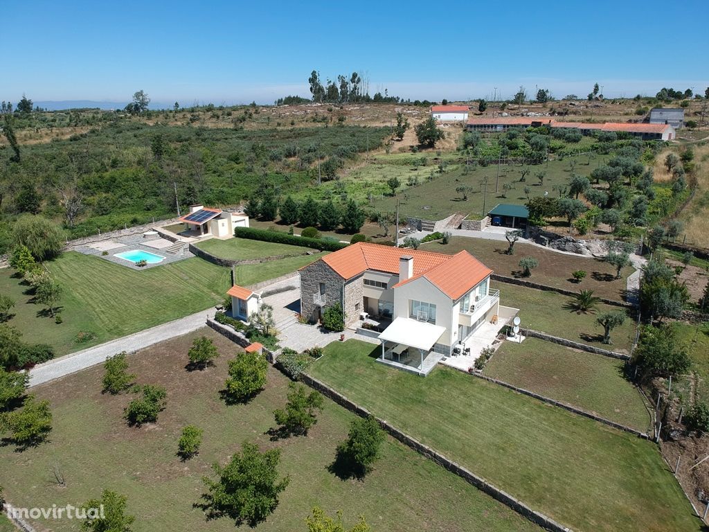 Quinta de 1,2 ha com moradia, piscina, anexos, vistas e muitas árvores