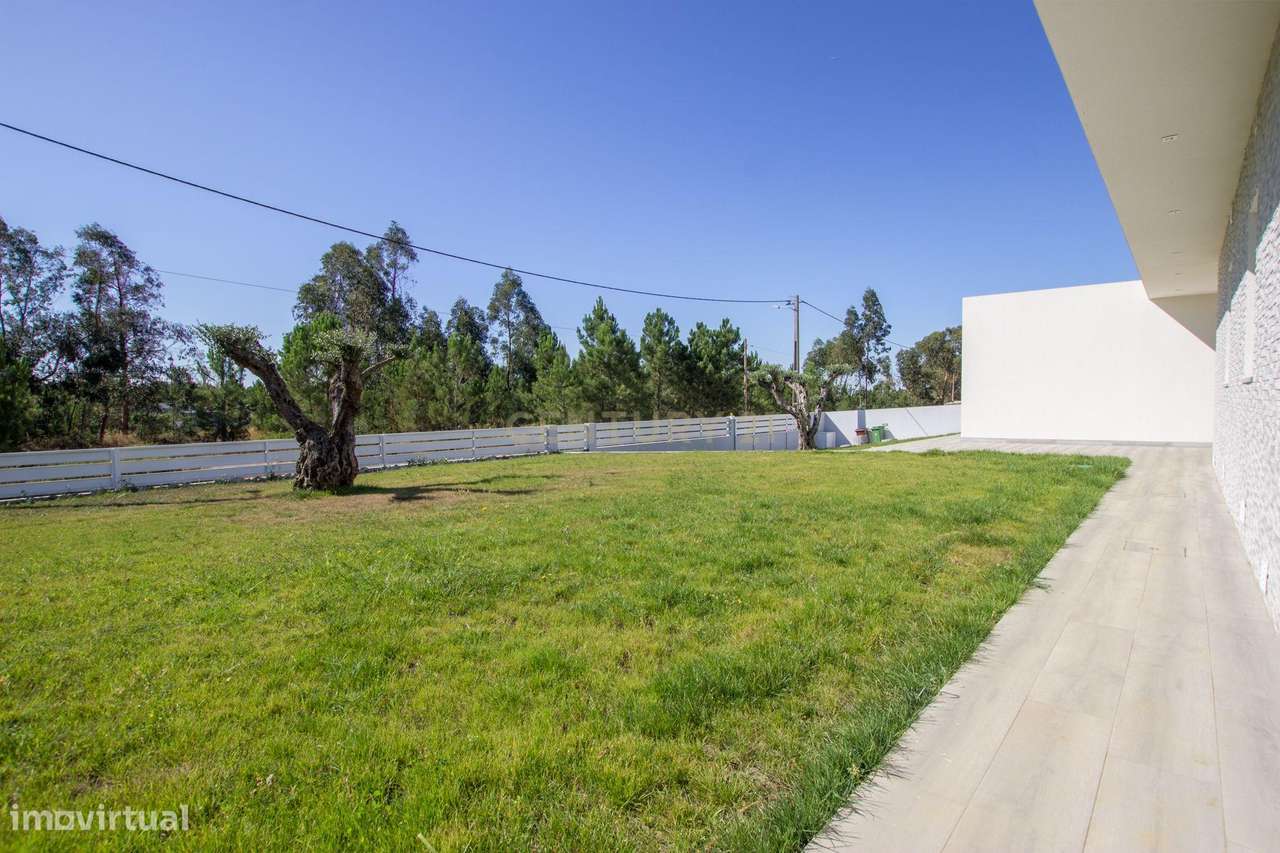 Vila Alegre / Fernão Ferro - Luxuosa moradia isolada térrea de 4 assoa-33