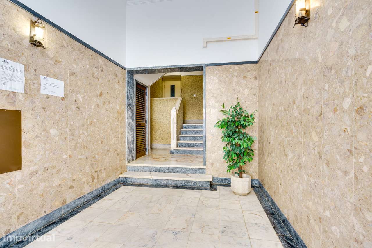 APARTAMENTO T3 | REMODELADO | TERRAÇO 100M2 | MEM MARTINS |  ELEVADOR-25